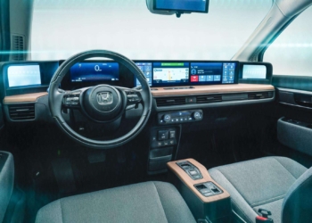 Honda E’de 6 dijital ekranlı kokpit