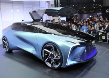 Elektrikli Lexus’a uçan asistan
