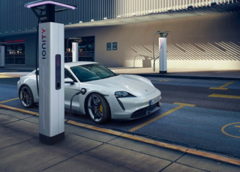 Porsche’lerin yarısı elektrikli olacak