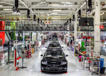 Rakiplerinin evinde 500 bin Tesla üretecek