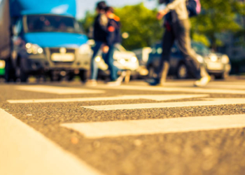 Pahalı aracı olan yayaya daha az yol veriyor