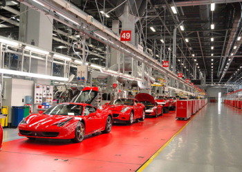 Ferrari iki hafta daha erteledi