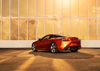Lexus bu özel renk için 2 yıl çalıştı
