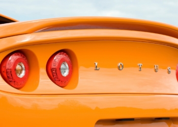 Lotus ilk SUV modelini öne çekti