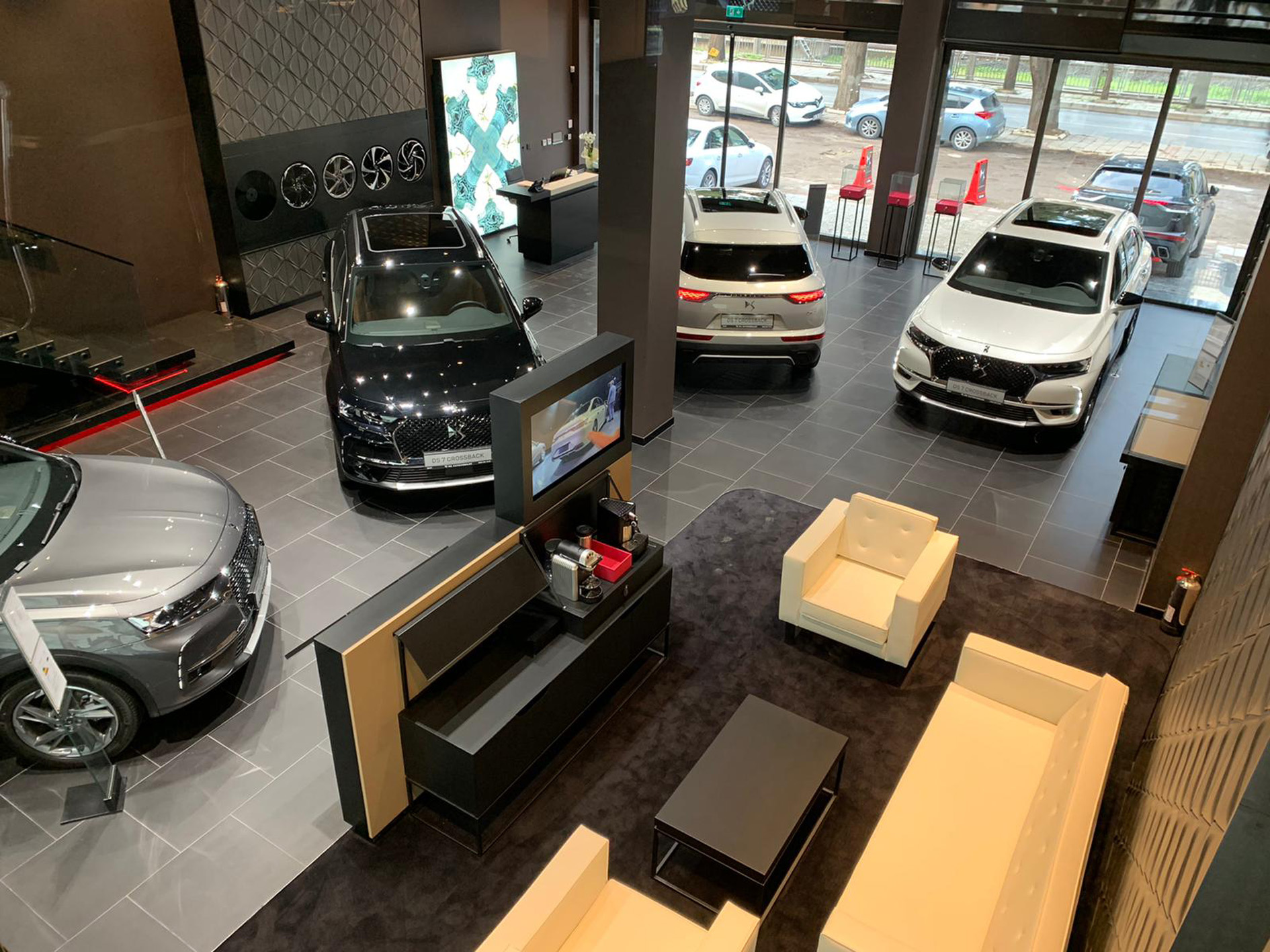 DS 9 Sedan geliyor