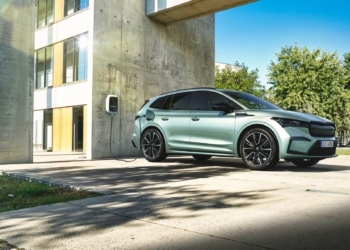 Küçük elektrikli SUV yolda