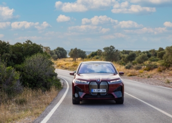 Doğuştan elektrikli iX’le yüksek voltaj