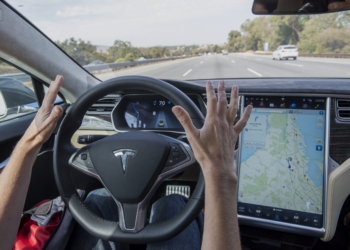 Genç hacker Tesla’ları ele geçirdi