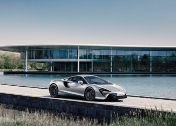 Kraliçenin 70. yılına özel McLaren