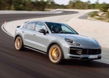 Elektrikli Porsche SUV yolda