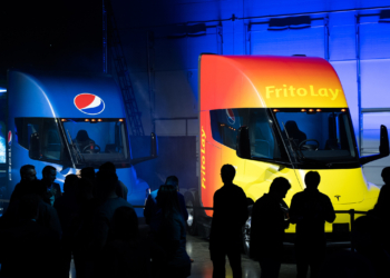 Tesla Semi 3 yıl gecikmeyle geldi