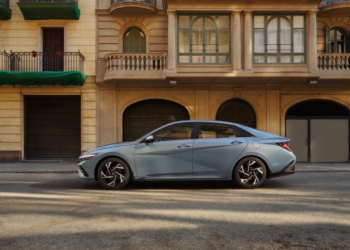 Makyajlı Elantra coupe keyfi veriyor