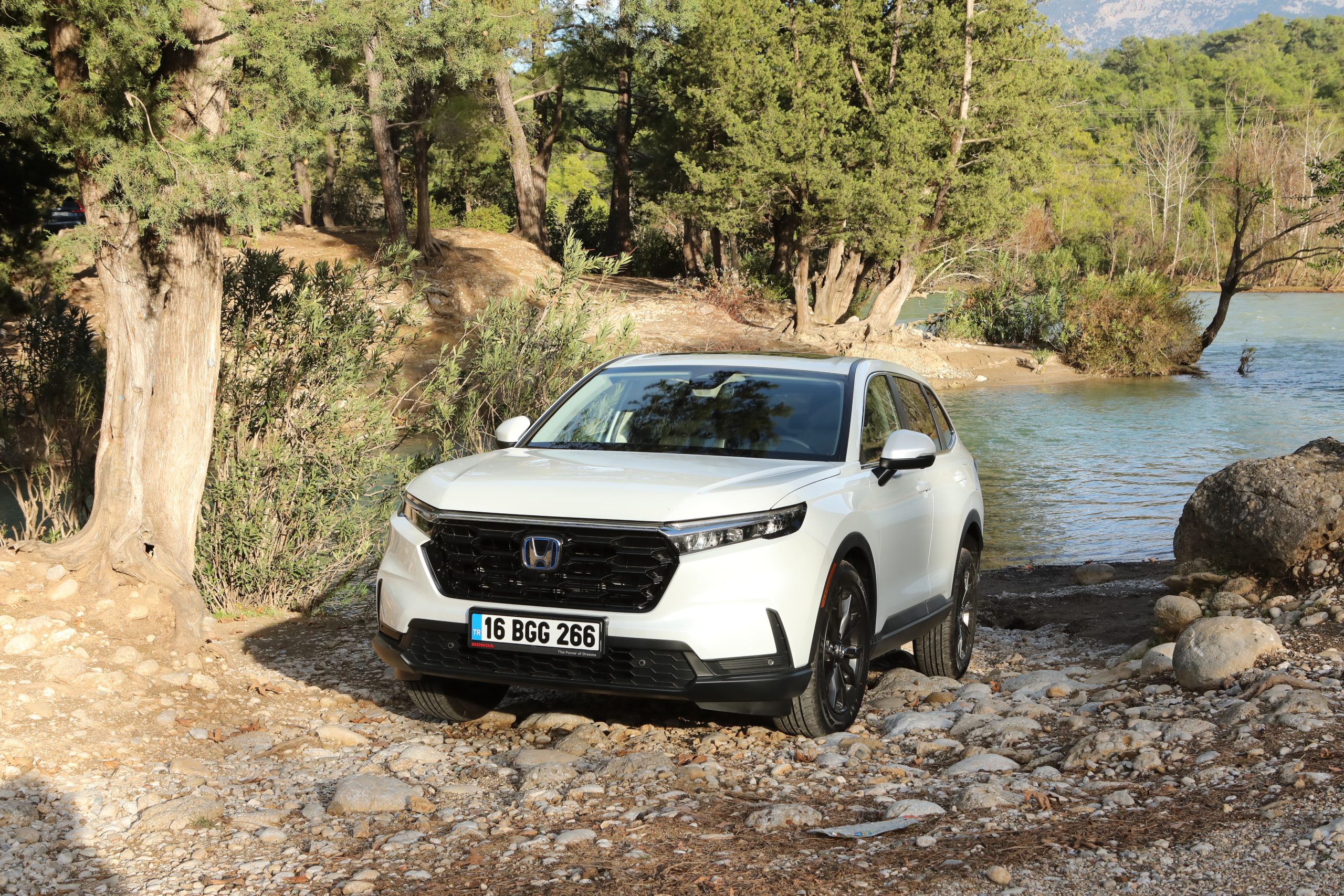 Yeni CR-V büyüdü, hibride kavuştu