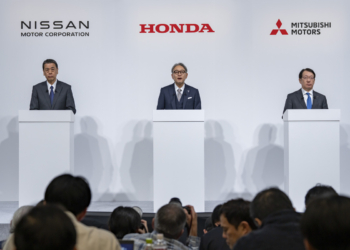 İki Japon birleşiyor