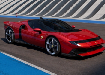 Ferrari Testarossa geri dönüyor