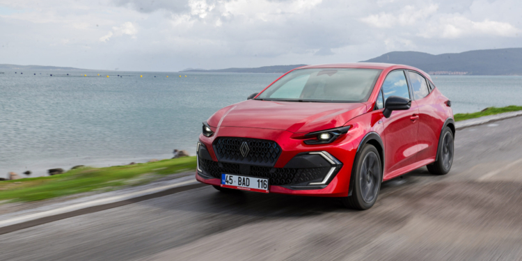 Yeni Renault Clio iddialı fiyatla satışta