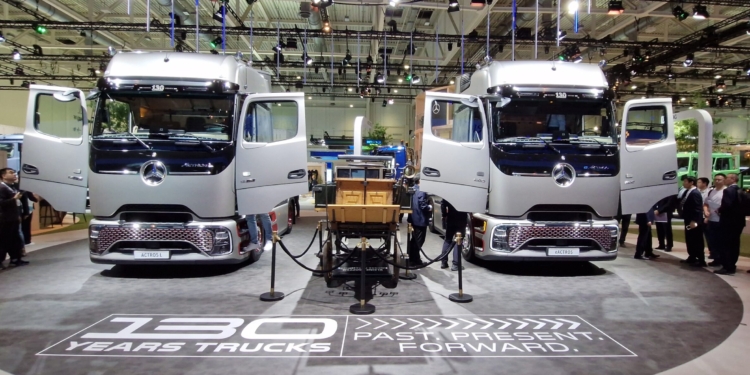 Daimler kamyonun icadının 130. yılını kutluyor