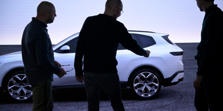 BMW en büyük SUV modeli için düğmeye bastı